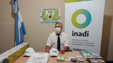 Presentación. El delegado dijo contar con el material para llevar a cabo la campaña que anunció en INADI.