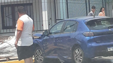 violento accidente entre dos autos