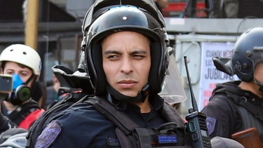 declaro el policia imputado por arrojarle gas pimienta a una nina de 10 anos: es a la madre a quien le incumben sus deberes de proteccion y cuidado