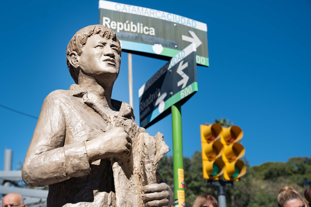 Inauguraron una escultura en homenaje al histórico canillita Ramón Iturre