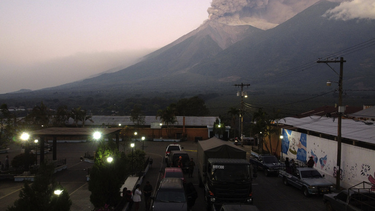 cientos de evacuados en guatemala por la erupcion del volcan de fuego