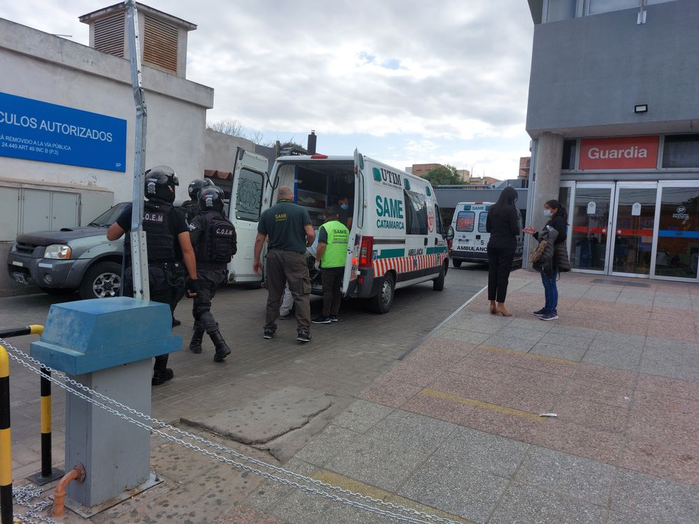 Policía herida. Fue derivada a un sanatorio privado.