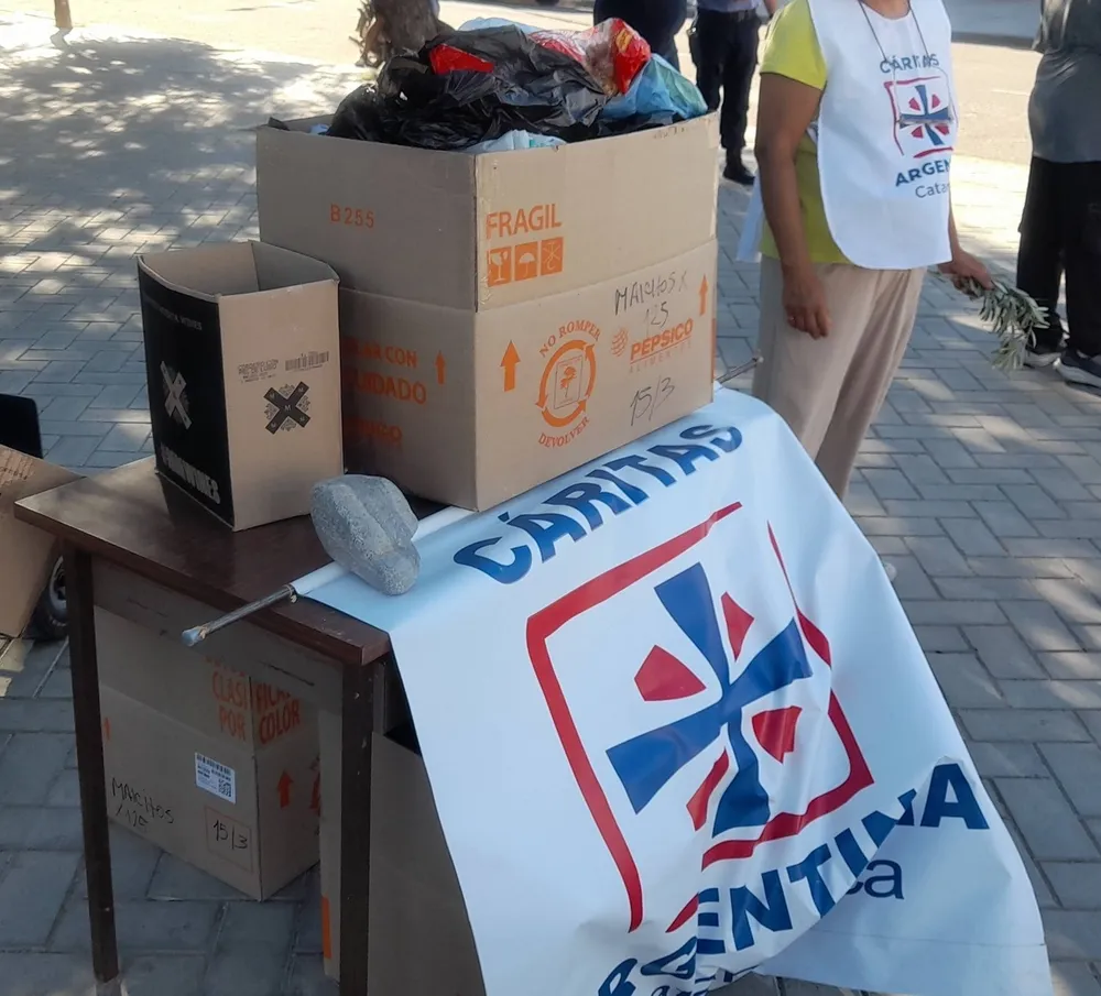 Solidarios. La gente que desea colaborar lo puede hacer frente a la Plaza de Choya en la sede de Cáritas.