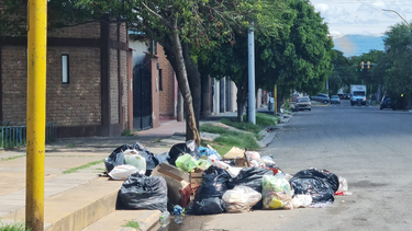 vecinos reclaman la reposicion de un contenedor en barrio el jumeal