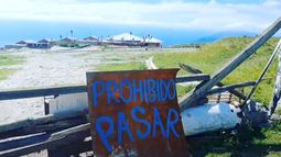 PROHIBIDO PASAR. EL INGRESO A LA HOSTERÍA “POLO GIMÉNEZ”, HOY ABANDONADA Y SIN FECHA DE OBRA.