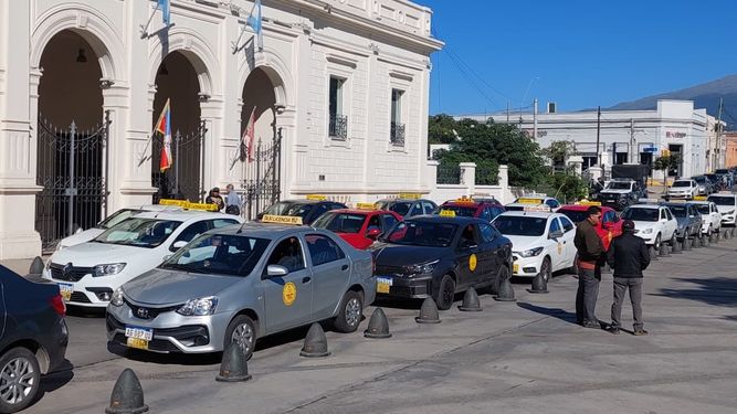 Taxistas y remiseros se movilizaron frente a la Municipalidad