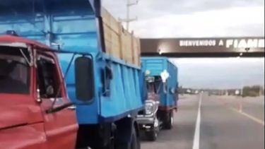 Camiones parados en el ingreso al municipio de Fiambalá.&nbsp;