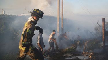 Un incendio arrasa con viviendas en Viña del Mar: dos fallecidos