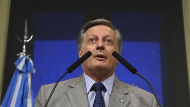 polemica: casi la mitad del dinero de los ministros esta en el exterior