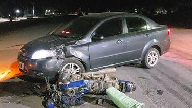 Dos motociclistas resultaron con lesiones tras chocar con un automóvil en San Antonio de La Paz