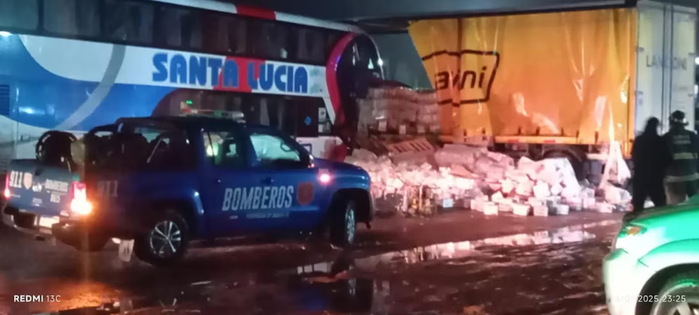 Choque fatal entre un micro y un camión con acoplado en Santa Fe: hay tres muertos y 17 heridos