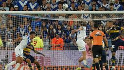 Goleador. Matías Pellegrini, de cabeza, marca el primero de sus dos goles en la noche de Liniers. Goleador. Matías Pellegrini, de cabeza, marca el primero de sus dos goles en la noche de Liniers.