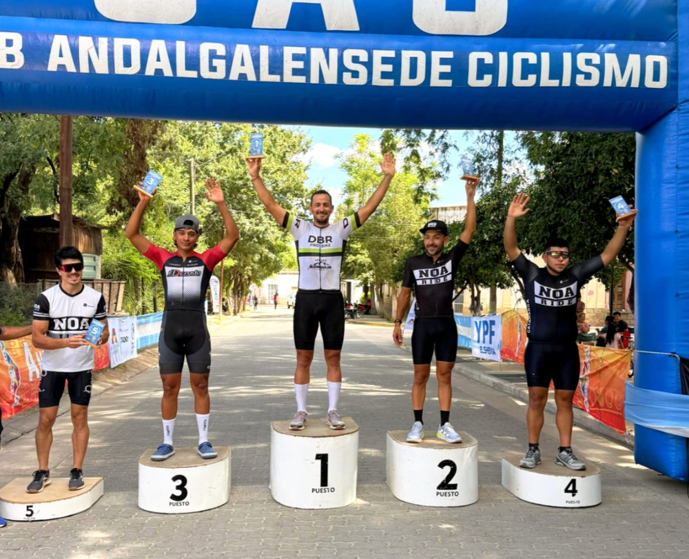 Juan Benítez en lo más alto del podio de Elite Masculino, la categoría principal.