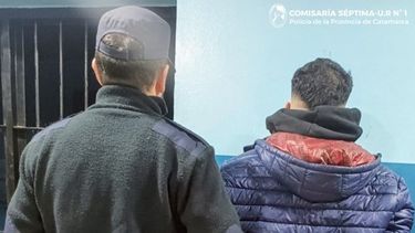 intento golpear a un policia y termino aprehendido