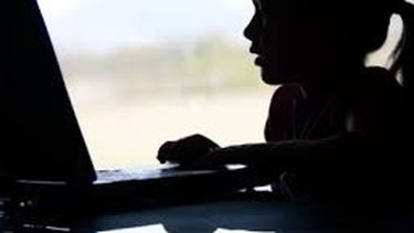 una madre cito al acosador de su hija y le dio una paliza