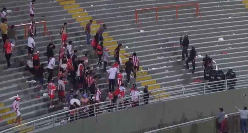 Incidentes entre hinchas de Villa Cubas y la policía. 