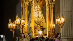 Imagen. Será trasladada desde el camarín hasta el presbiterio. Imagen. Será trasladada desde el camarín hasta el presbiterio.