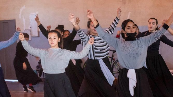 Preparación. el ballet seleccionado en las audiencias se prepara para la apertura de la Fiesta del Poncho.