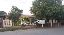 Huían de la policía y chocaron una casa