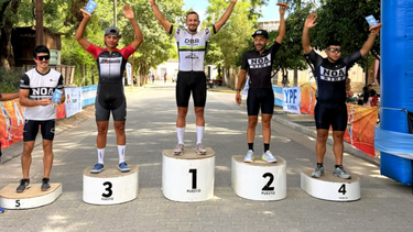 Juan Benítez en lo más alto del podio de Elite Masculino, la categoría principal.