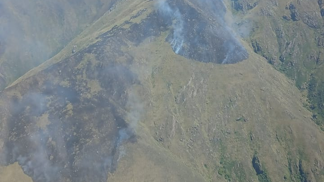Brigadistas trabajan en zonas de difícil acceso mientras continúan los focos activos y se mantiene el monitoreo por las condiciones climáticas extremas.