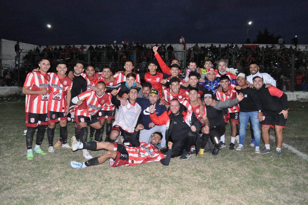 Alegría. Villa Cubas ganó en los penales 6-5 y ahora definirá la clasificación con su clásico rival San Lorenzo.