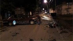 Un auto chocó a una moto y dejó un jóven herido