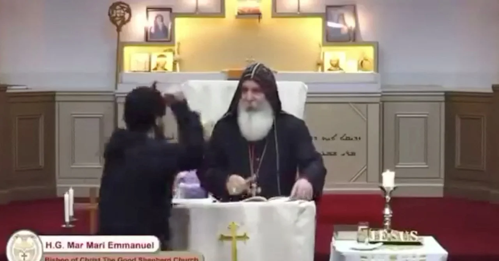 Un atacante se acerca al obispo Mar Mari Emmanuel. Captura de video.