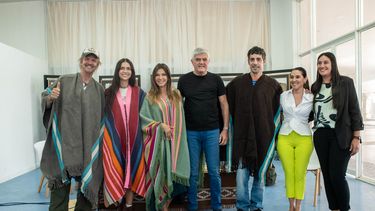 Tras la rueda de prensa, los actores recibieron ponchos catamarqueños como obsequio.