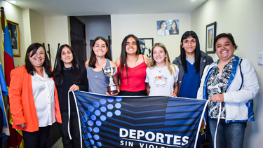 Diputados destacó a jugadoras de hockey catamarqueñas