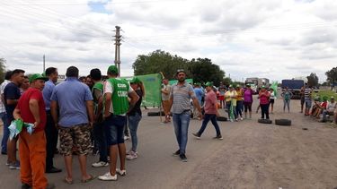 Empleados municipales cortan la ruta por los despidos