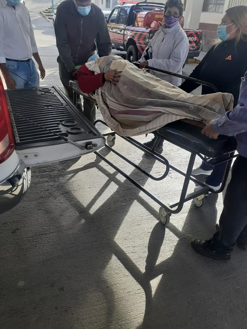 Desde el hospital San Juan Bautista a su casa en la caja de una camioneta