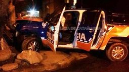 Persecución accidentada: dos móviles policiales protagonizaron choques