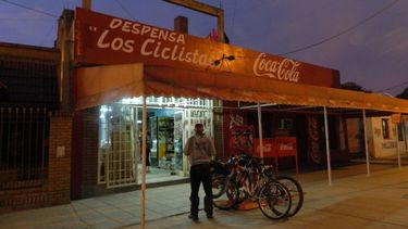 A punta de pistola se llevaron la recaudación de una despensa
