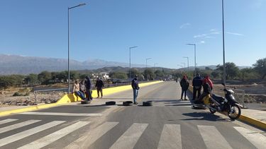 Tensión. Por el reclamo en distintos puntos de Valle Viejo hubo cruces entre transeúntes y empleados.