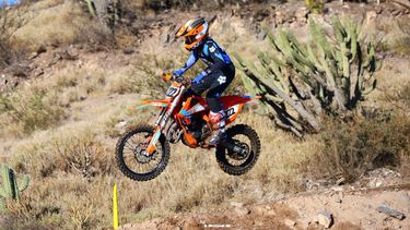 a todo ritmo, el argentino de motocross en marcha