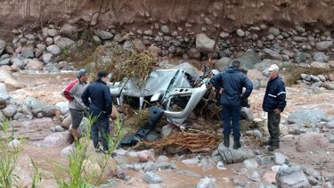 Camioneta fue arrastrada por la creciente en el río Quimivil