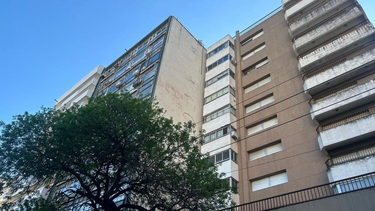 un vecino le corto la soga de seguridad a un trabajador que colgaba de un septimo piso