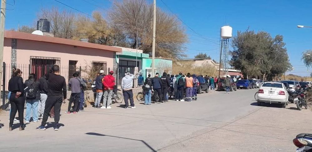 Larga fila para conseguir trabajo en Fiambalá
