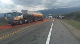 Volcó un camión que transportaba tomates en la ruta 38