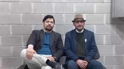Daños. Paulo Ibáñez (der) junto a su defensor Sebastián Ibáñez, inició una causa contra el Estado provincial.