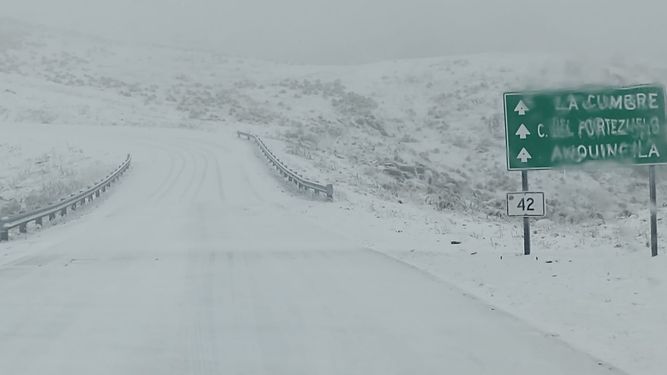 Cortan el tránsito en la Cuesta El Portezuelo y la Ruta 2 por la nieve