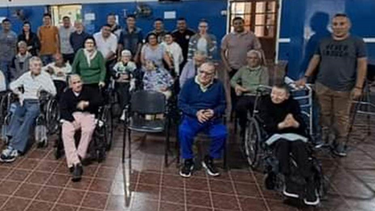 Efectivos de la Policía de la Provincia vivieron una tarde diferente junto a los adultos mayores.