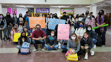 Los estudiantes del IES José Cubas increparon al rector Eugenio Cano y pidieron soluciones
