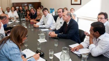 el gobierno mejoro la oferta para los docentes que analizan la propuesta