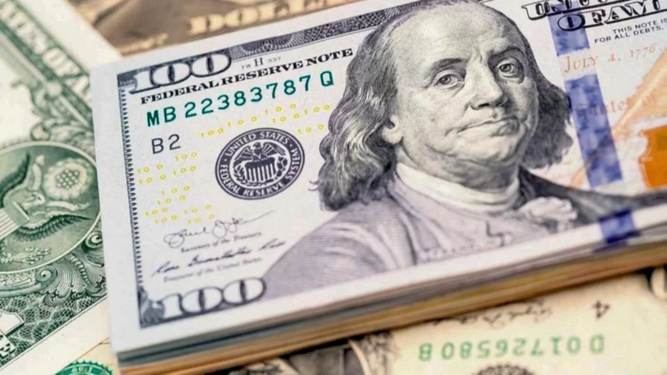 Por menos demanda, el dólar blue bajó a $377