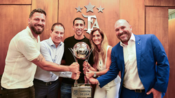 Broun, Holan, Di María, Cristinziano y Belloso, con la Copa Broun, Holan, Di María, Cristinziano y Belloso, con la Copa