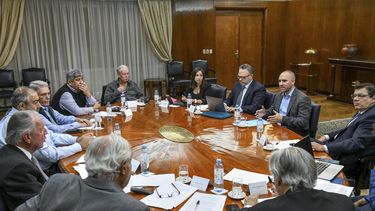 el gobierno, la uia y la cgt acordaron adelantar paritarias