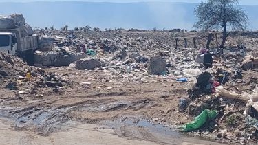 Trabajos constantes. Desde Bomberos, Defensa Civil y hasta Aguas de Catamarca trabajan en la zona.