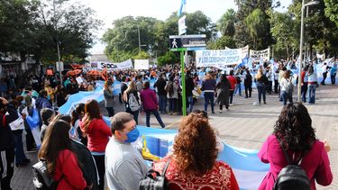 Con una masiva marcha, los docentes rechazaron la reforma